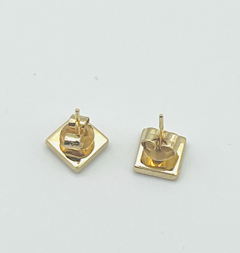 14K Scalloped Setting Coral Earrings