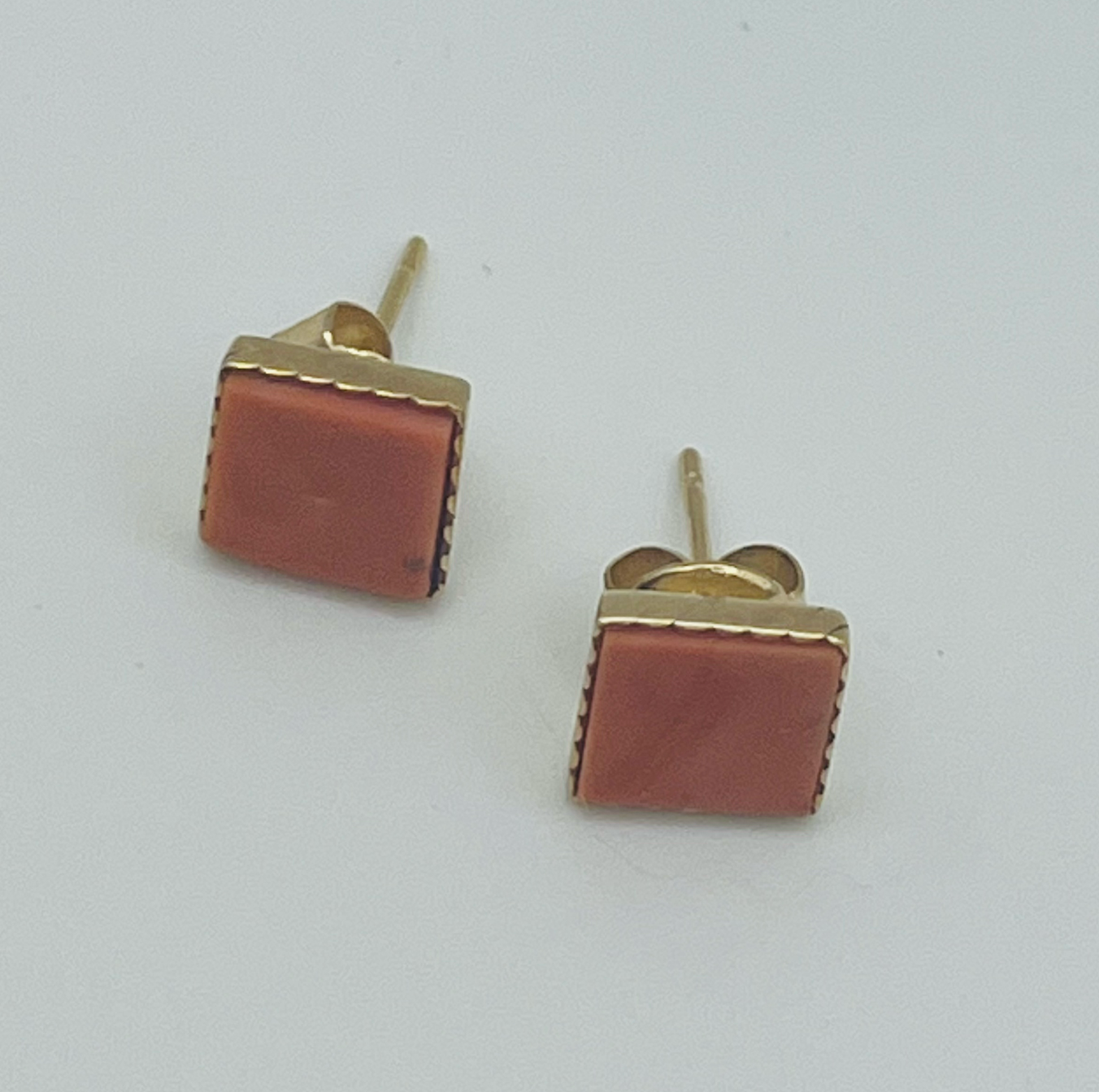14K Scalloped Setting Coral Earrings